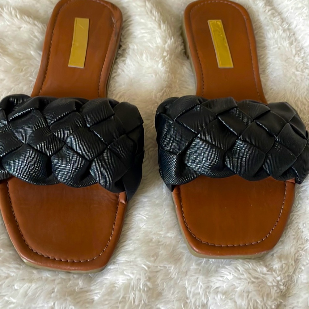 Black sandals size 7